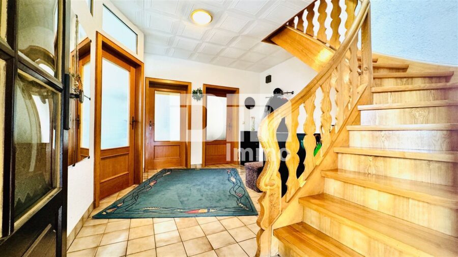 Hochwertiges 1-2 Familienhaus mit Nebengebäude in begehrter Lage mit vielen Extras - Haupteingang / Enpfang / Treppenaufgang